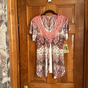 Beautiful short sleeve top with beautiful design comes with matching kimono 💖